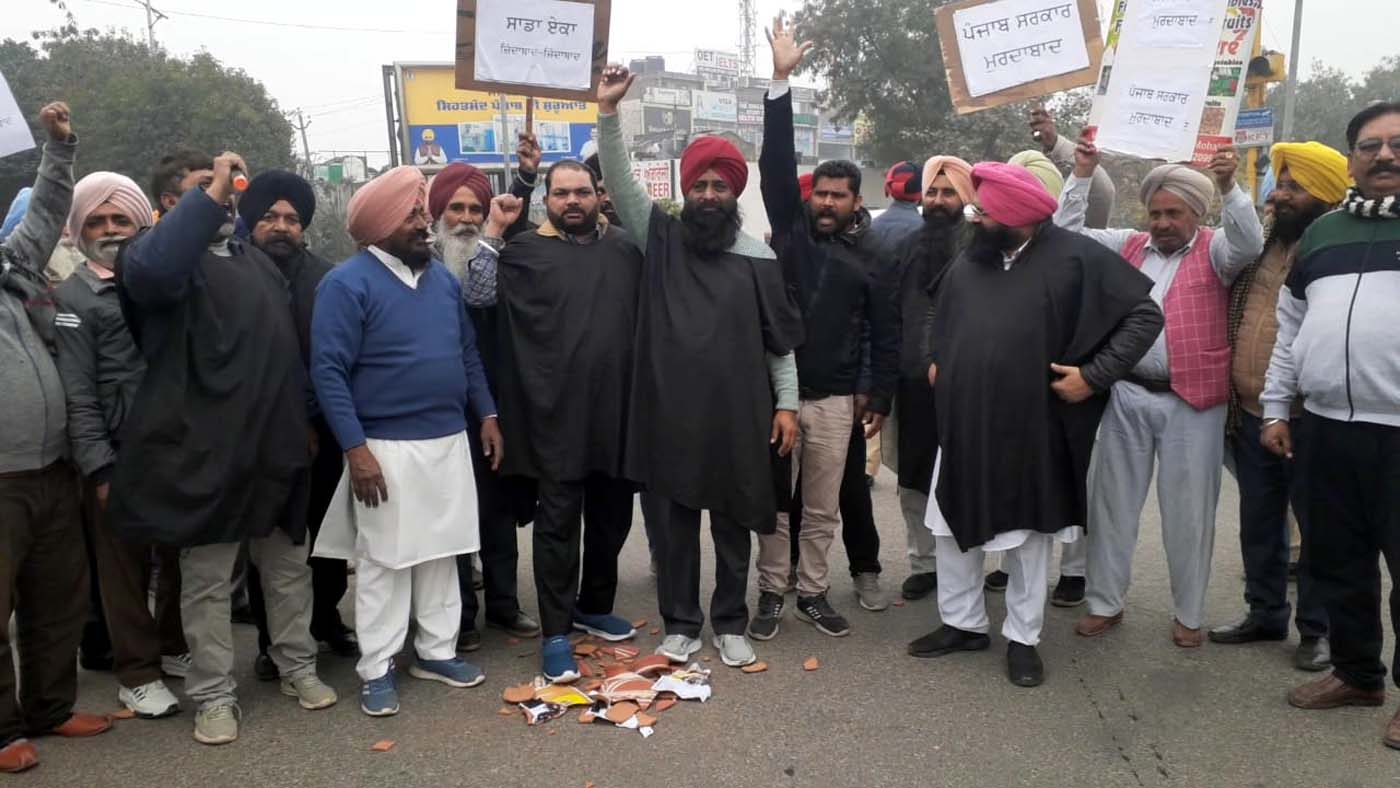 'आरक्षण चोर फड़ो मोर्चा' के नेताओं ने काले कपड़े पहनकर सरकार का 'पिट स्यापा' किया.